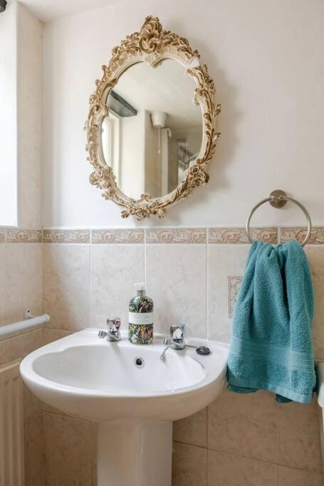 Cozy One-Bedroom Cottage In Great Tey Luaran gambar